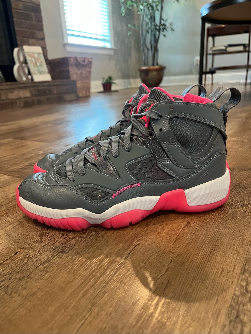 Basketball shoes